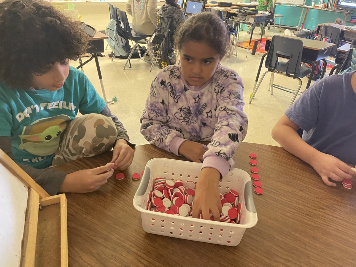 IDESPatriots's tweet photo. In Mrs. Austin’s 4th grade math class, they were working on building arrays to help with multiplication! #WorkingHard https://t.co/KkYEuMXd0J