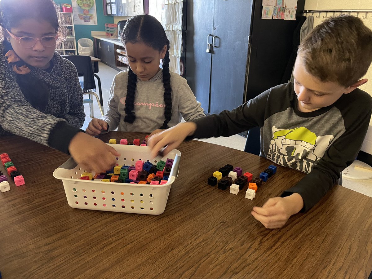IDESPatriots's tweet photo. In Mrs. Austin’s 4th grade math class, they were working on building arrays to help with multiplication! #WorkingHard https://t.co/KkYEuMXd0J