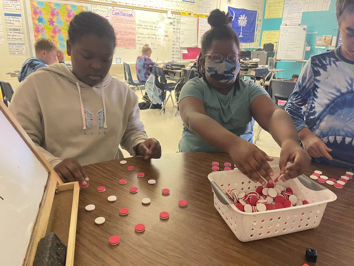IDESPatriots's tweet photo. In Mrs. Austin’s 4th grade math class, they were working on building arrays to help with multiplication! #WorkingHard https://t.co/KkYEuMXd0J