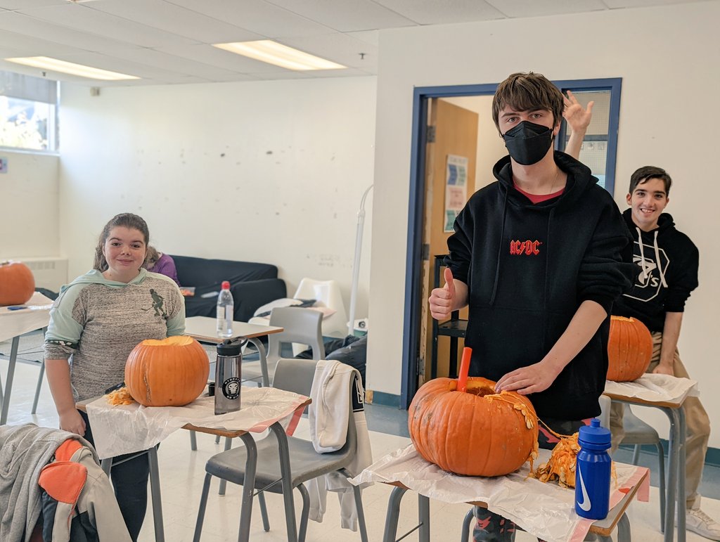 MsBJones12's tweet photo. 🎃Halloween Fun Friday🎃 @NotreDameOCSB https://t.co/7IRlnTObLp