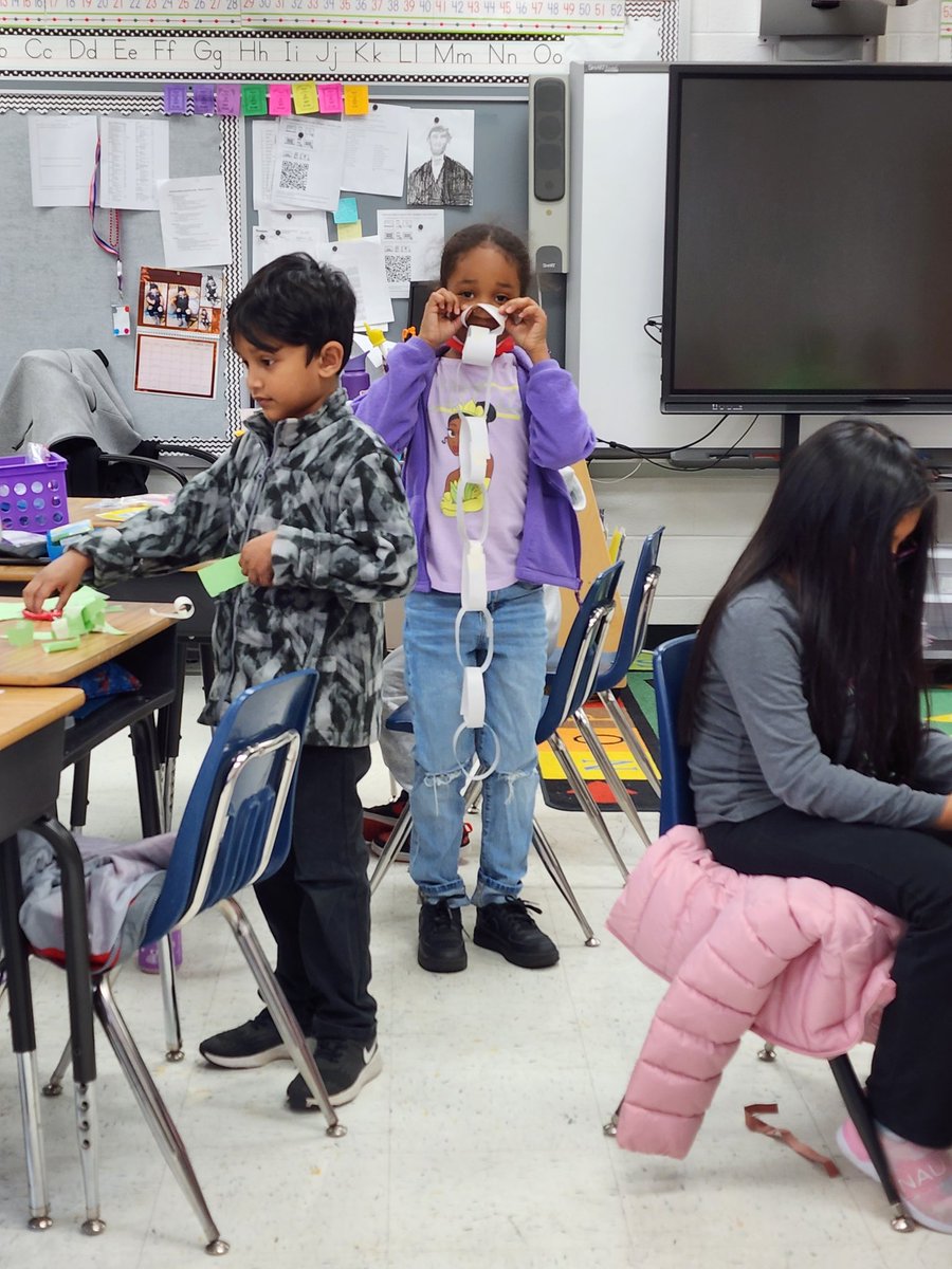 ms_speights's tweet photo. Paper chain competition for our first STEM Friday of the school year.@SwansCreekES https://t.co/lnOTusWXXq