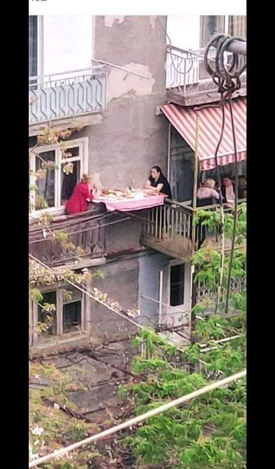 Queste due donne italiane hanno costruito un tavolo nei loro balconi per godersi la cena insieme. Secondo voi dove è successo?