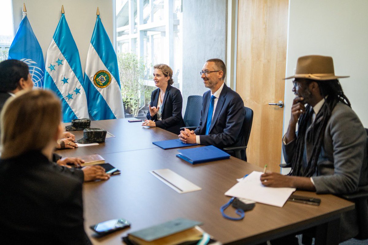 ONUHonduras's tweet photo. .@UNESCOsanjose y @Sedenahn trabajarán juntos para fortalecer las capacidades de las fuerzas de seguridad y establecer mesas de diálogo para militares y periodistas. Estos proyectos se llevarán a cabo en el marco de cartas de cooperación que ambas entidades intercambiaron ayer. https://t.co/BDELh6bjlz