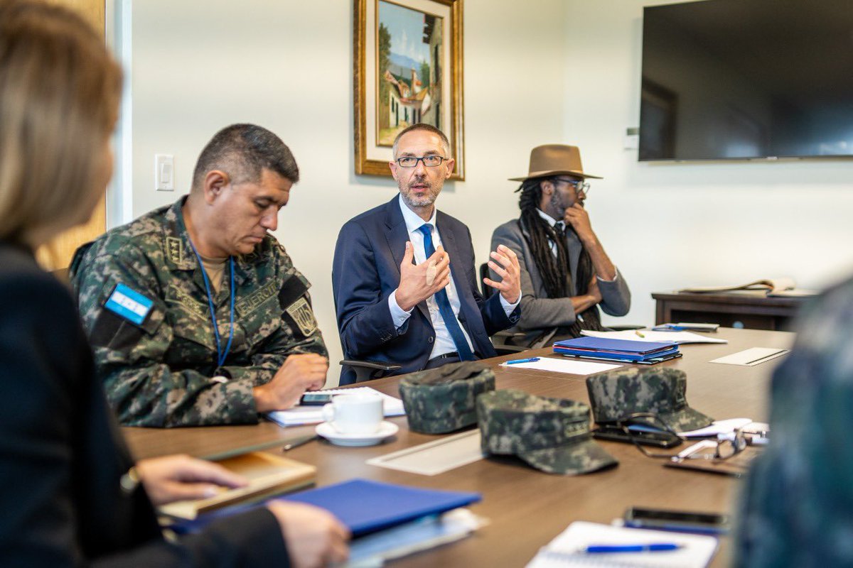 ONUHonduras's tweet photo. .@UNESCOsanjose y @Sedenahn trabajarán juntos para fortalecer las capacidades de las fuerzas de seguridad y establecer mesas de diálogo para militares y periodistas. Estos proyectos se llevarán a cabo en el marco de cartas de cooperación que ambas entidades intercambiaron ayer. https://t.co/BDELh6bjlz