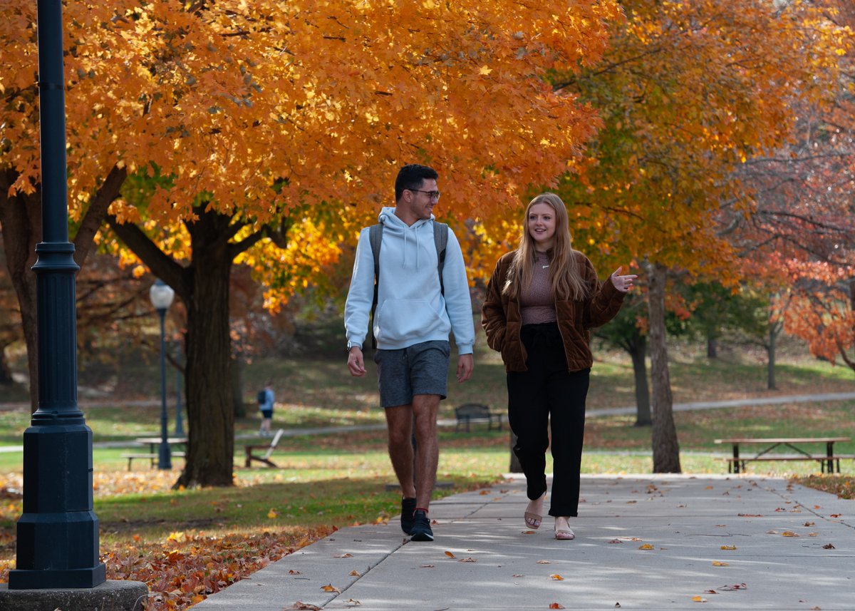 MonmouthCollege's tweet photo. Smile, it's Friday. Have a great weekend, Scots! 🍂🍁 #ItsGreatToBeAScot #RollScots #FallCampus https://t.co/gDopDf8RUj