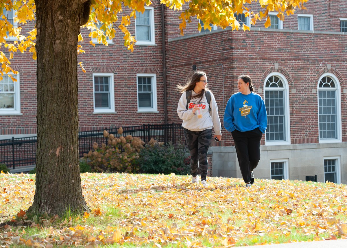MonmouthCollege's tweet photo. Smile, it's Friday. Have a great weekend, Scots! 🍂🍁 #ItsGreatToBeAScot #RollScots #FallCampus https://t.co/gDopDf8RUj