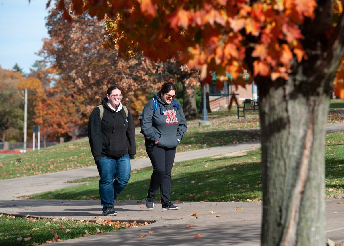 MonmouthCollege's tweet photo. Smile, it's Friday. Have a great weekend, Scots! 🍂🍁 #ItsGreatToBeAScot #RollScots #FallCampus https://t.co/gDopDf8RUj