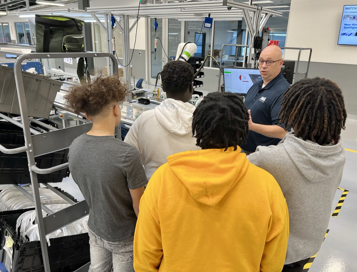 This #ManufacturingMonth, students from the electrical/mechanical program at @syracuseITC learned how robots & co-bots enhance production automation at @JMAwireless. Thanks, @MACNY_MfgAssoc, for inspiring the next generation to think big about cutting-edge technology.