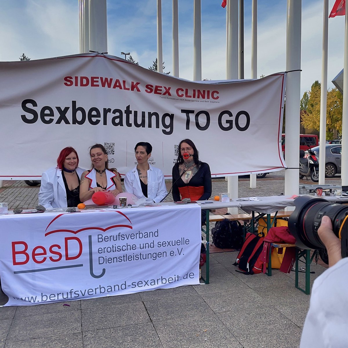 Ein grandioser Nachmittag mit Kolleg*innen in Berlin: Sexberatung vor den Toren der „VENUS“.                 Foto: @ulrike_mmm