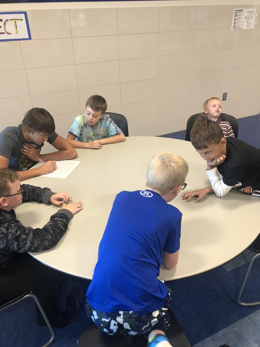 Mandery's tweet photo. 2/4 Our littles love it when they get to interact with the big kids! #packpartners #emwolves https://t.co/TwV9Hw5UeJ