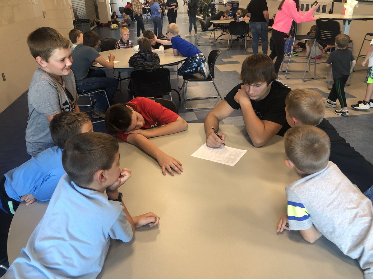 Mandery's tweet photo. 2/4 Our littles love it when they get to interact with the big kids! #packpartners #emwolves https://t.co/TwV9Hw5UeJ
