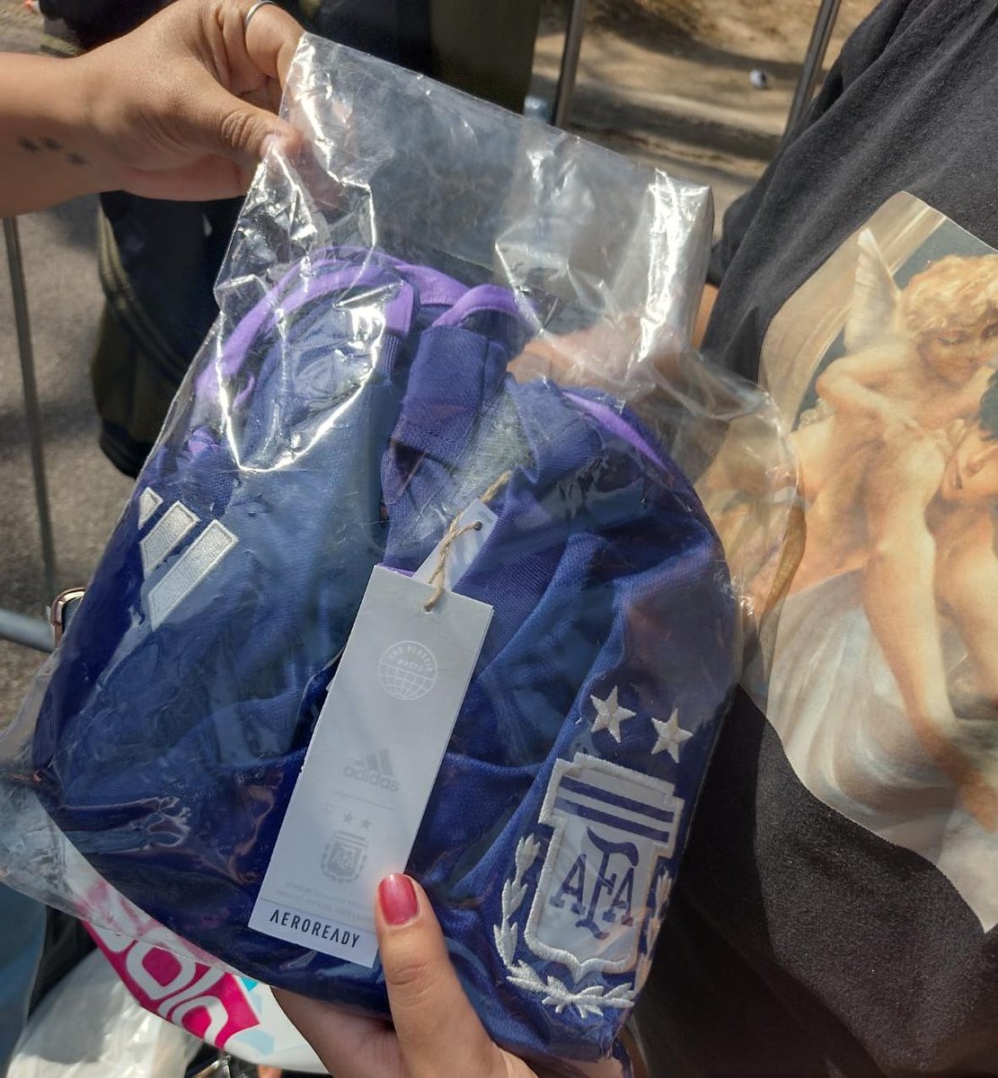 BTStreamArg's tweet photo. Army arg, desde que supimos que Jin venía para Argentina a presentar su canción, todxs soñábamos con darle una camiseta y que le llegará, hablamos con la FB de Coldplay en Arg @ColdplayArgenti y ellxs nos brindaron ayuda para contactarnos. LES ESTAMOS ETERNAMENTE AGRADECIDOS!!! https://t.co/SkeyRfsJMo