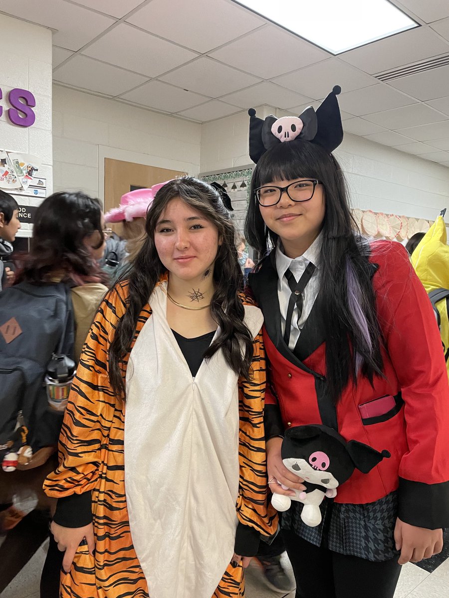 _MsDuenas's tweet photo. Our Ravens are amazing! Very creative and original costumes brought the fun today! Even a “burglar” broke into our room! 😁👏👏⁦@RBMS_Official⁩ https://t.co/mQlw23oYV0