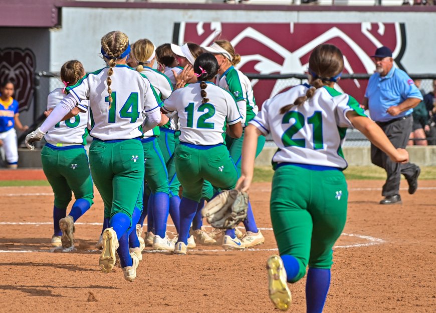 EJCExam_Sports's tweet photo. @BSSJagsSoftball captures its 3rd state title in 5 years with a 10-2 win over Francis Howell. Photos by @PhotoRainey. See the story in Sat. Examiner. More next week. @jagscoachwilli @MaddyDuvall3 @Emily_Berry08 @MadisonHoff24 @AbigailWilhel12 @wilmes_ava @MyaNalani @ellamwest https://t.co/DKBfgiaaSG