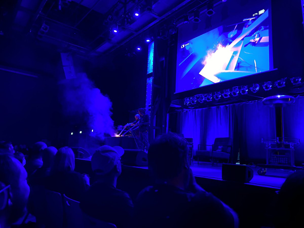 pintman's tweet photo. Wieder eine unterhaltsame und auch nachdenkliche Show von @MInkorrekt zusammen mit @elektroschule in Essen. https://t.co/revwIxxDGD