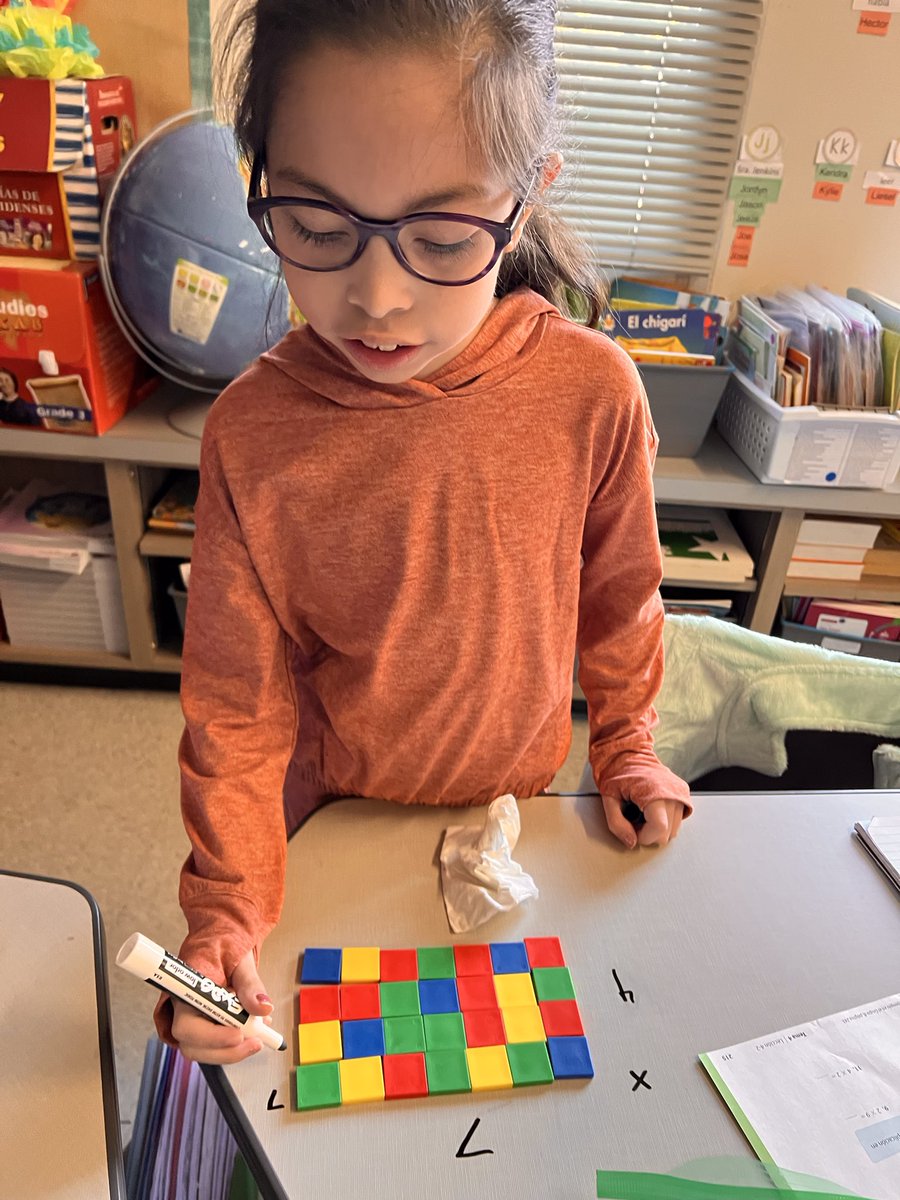 GalavizMrs's tweet photo. We started our multiplication unit.  It’s so cool using our desks to show our thinking! @CreeksideCubs https://t.co/nZnXK94E1w