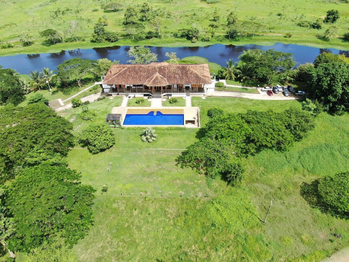 GustavoBolivar's tweet photo. Este es el verdadero cambio hpta.
Bienes de la mafia que antes se repartían políticos y testaferros pasan a manos de quienes sufrieron masacres y desplazamiento.
Finca Támesis de 590 h que fue de Carlos Castaño, hoy la SAE la entrega a 50 familias de campesinos. Bien @DanielRMed https://t.co/DnuPNKsTlC