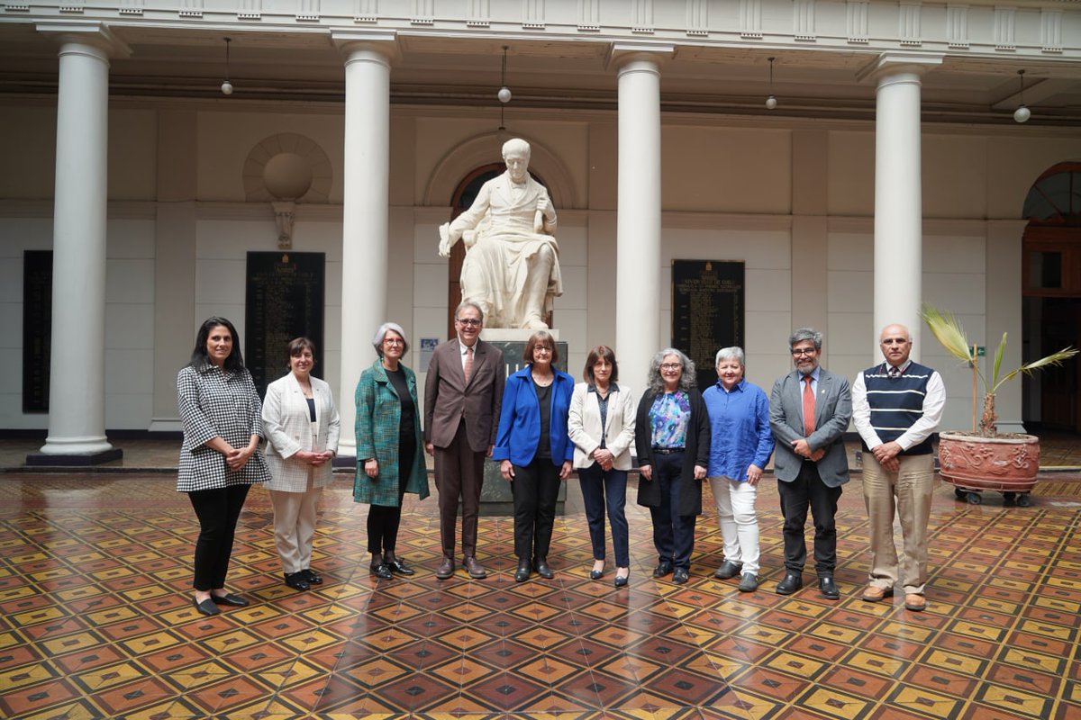 UniversidadGob's tweet photo. El ministro de @UniversidadGob, @subirats9, en su viaje oficial a Chile, ha visitado la @uchile donde ha sido recibido por su rectora, @RosaDeves.

Compartimos algunas fotografías del encuentro. https://t.co/MVhNKBxAxP