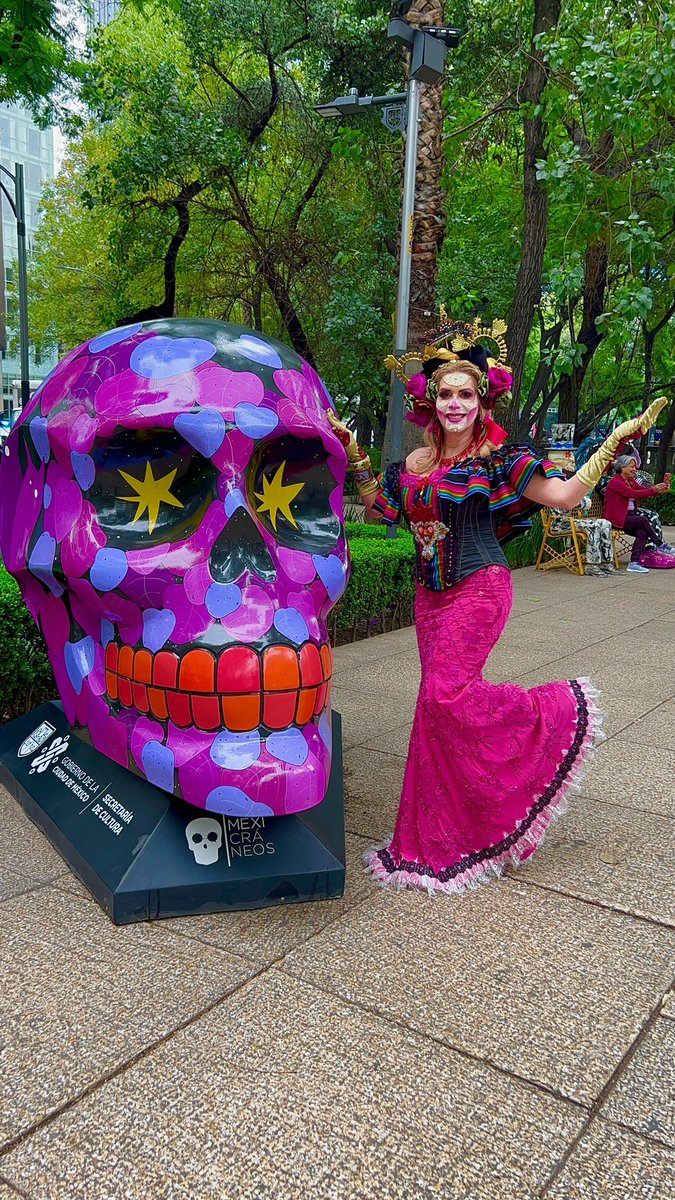 #FelizViernesATodos ya casi es Halloween para mis amigos de EU.
🎃💃

#GloriaGold