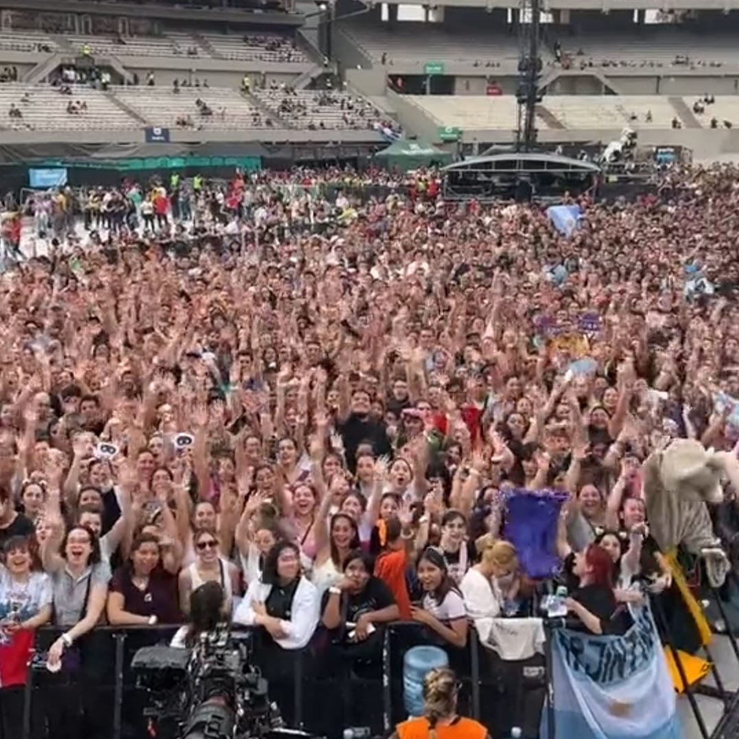 koolerita's tweet photo. GRACIAS ARMY DE ARGENTINA Y OTROS PAISES QUE ESTAN YENDO A APOYAR A JIN 💜 DISFRUTENLO MUCHO, JIN ESTARÁ MUY FELIZ DE TODO SU ESFUERZO LINDAS 😭
#JinXColdplay #JinEnArgetina https://t.co/hnl4MyKvLx