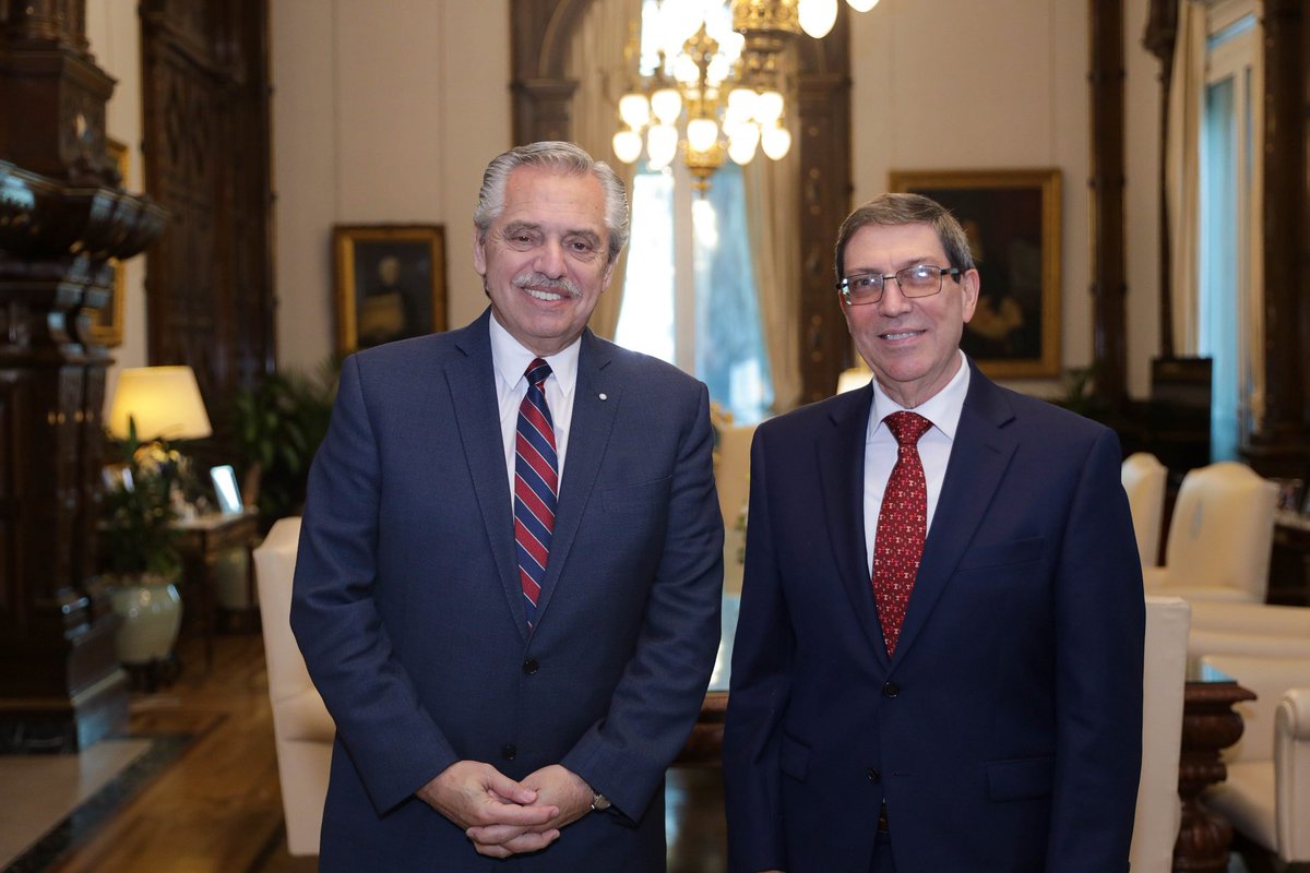 Fui recibido por el pdte de #Argentina, @alferdez Fraterno encuentro en el q ratificamos voluntad de continuar fortaleciendo lazos de amistad y cooperación unen a nuestros pueblos y gobiernos 🇦🇷🇨🇺 Agradecí posición argentina en rechazo al bloqueo económico impuesto contra #Cuba