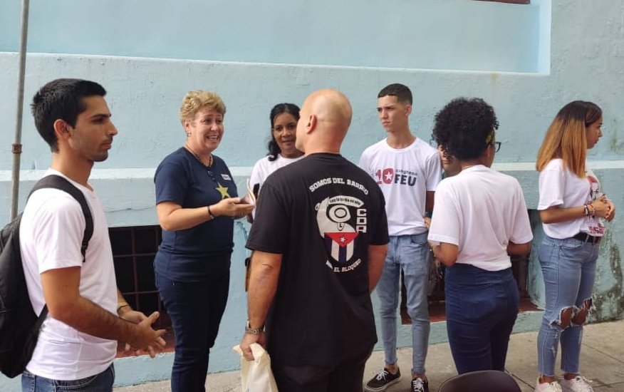 GHNordelo5's tweet photo. En Ciudad Libertad recordamos hoy a Camilo, junto a estudiantes de la Universidad de Ciencias Pedagógicas Enrique José Varona. #Cuba #CamiloVive #CDRCuba #SomosDelNarrio #SoyCederista https://t.co/FgNUi5R6RG