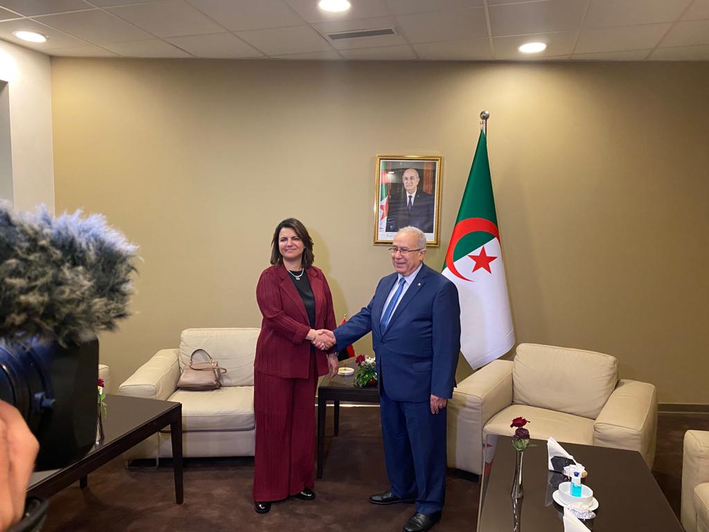 Algeria_MFA's tweet photo. استقبل وزير الشؤون الخارجية والجالية الوطنية بالخارج السيد رمطان لعمامرة نظيرته الليبية، السيدة نجلاء المنقوش، التي ستشارك في أشغال القمة العربية بالجزائر. https://t.co/yQZfERxaUI