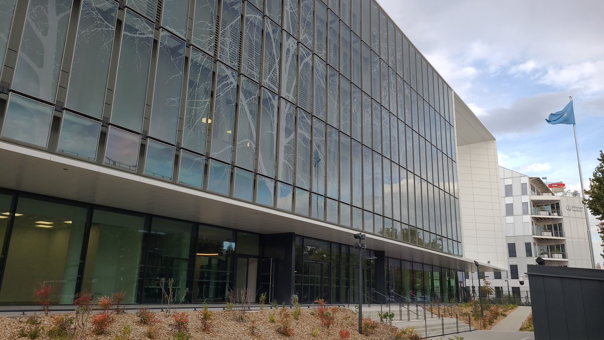 We’ve officially signed the paperwork, received the keys🔑, &amp; the <a href="/WHO/">World Health Organization (WHO)</a> flag🇺🇳 now proudly flies outside our Nouveau Centre🏢 #IARCNC.
Moving of equipment begins soon &amp; personnel will occupy the building from early 2023 to begin a new era of #cancer research for cancer prevention!