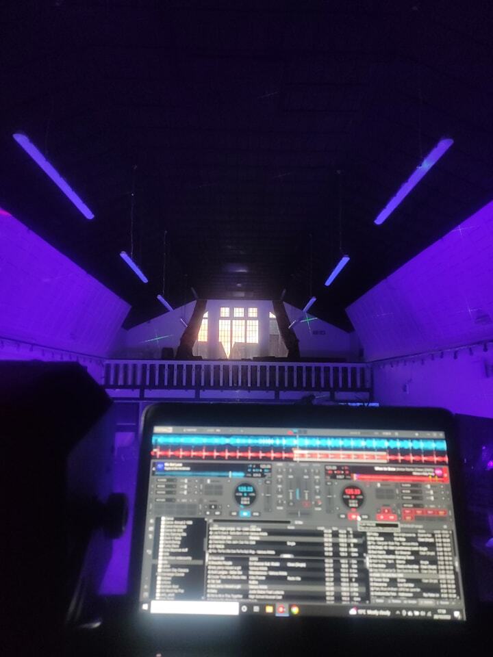 FunkyFeetDJ's tweet photo. The view from the booth tonight is UV-tastic! Sponsored by Colgate for extra white teeth.
#robkatesdj https://t.co/suZZCntMQ2