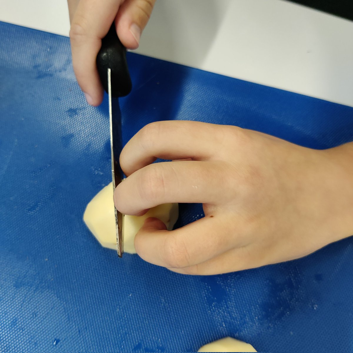 St_JosephsP6's tweet photo. Keeping our fingers safe with the 'Claw and Bridge' cutting method. Every team designed and named their own soup, created from Scottish vegetables. #harvest #popefrancisfaithaward @stjosephsedin https://t.co/ENKAThiAbs
