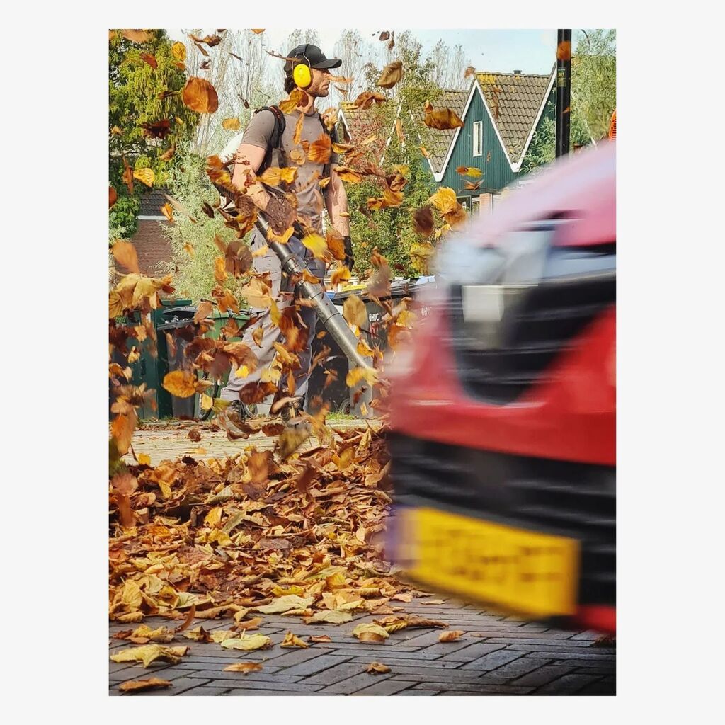 heijnisschipper's tweet photo. #bladblazer #swirl #leaves #leafblower #leafblowerfun #herfst #autumn #π #redcar #papenpad #zaandam #zaanstad #zaanstreek https://t.co/vu2cRP6y9N https://t.co/gBobSGZJtE
