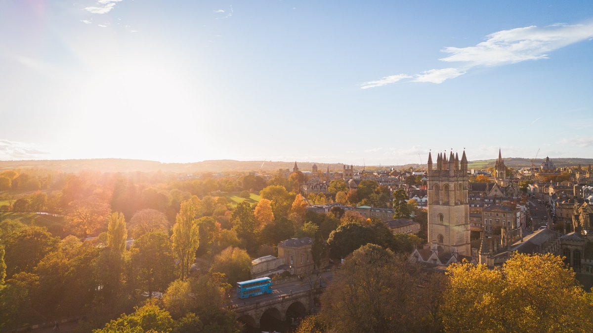 thomairs's tweet photo. Ridiculous city, isn't it. #Oxford glistening this evening. https://t.co/BB1JGMXWMX