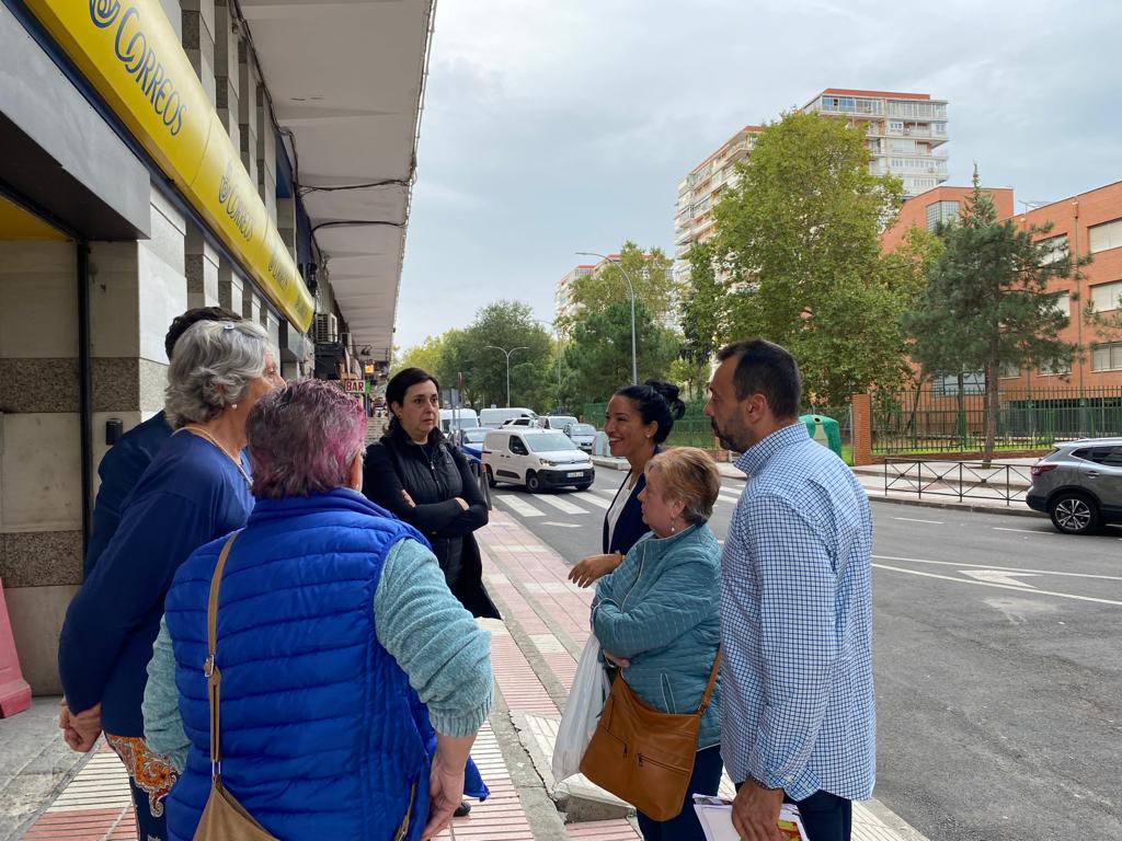 PedroMorenoGmz's tweet photo. Esta tarde me he reunido con la Plataforma vecinal @NoNuevaL #Alcorcon que han enviado una carta al Ayto con más de 230 firmas de vecinos para pedir medidas que les permitan conciliar el sueño ante la proliferación de bares de copas. Ruidos, peleas, drogas… ni caso les hacen. https://t.co/QVibnSqnIq