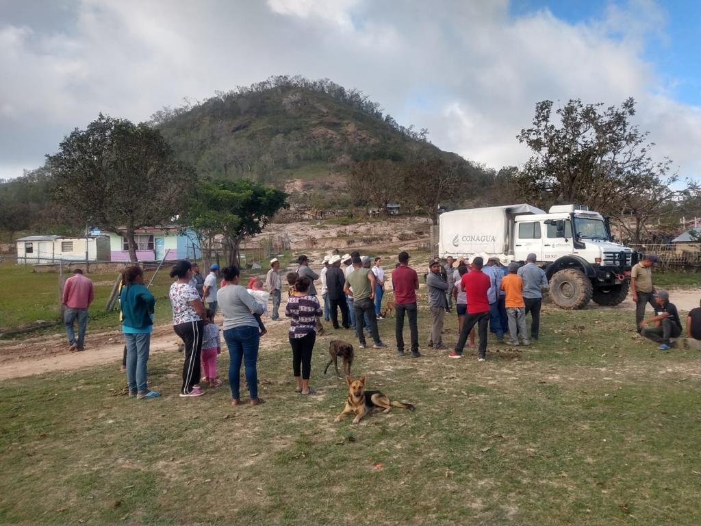 conagua_mx's tweet photo. Como parte de la suma de esfuerzos para auxiliar a la población afectada por el #Huracán #Roslyn en #Nayarit, Brigadistas #PIAE apoyan a autoridades de Acaponeta en la distribución de despensas, en regiones donde el acceso se facilita con los vehículos especializados de #Conagua https://t.co/VbGcfPH7q5