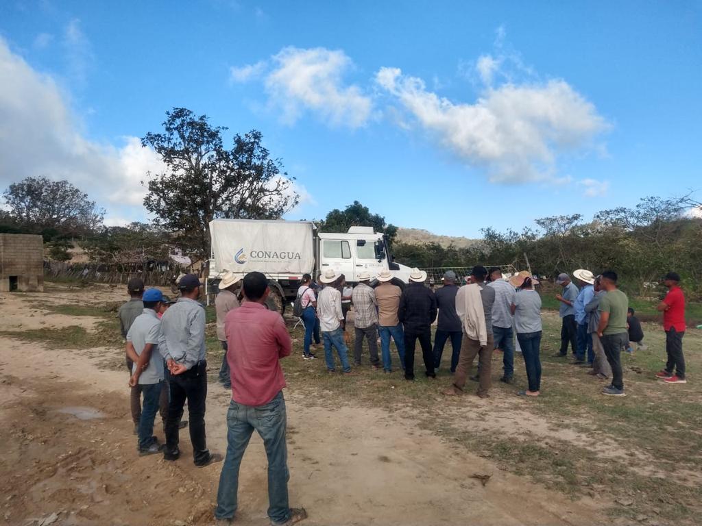conagua_mx's tweet photo. Como parte de la suma de esfuerzos para auxiliar a la población afectada por el #Huracán #Roslyn en #Nayarit, Brigadistas #PIAE apoyan a autoridades de Acaponeta en la distribución de despensas, en regiones donde el acceso se facilita con los vehículos especializados de #Conagua https://t.co/VbGcfPH7q5