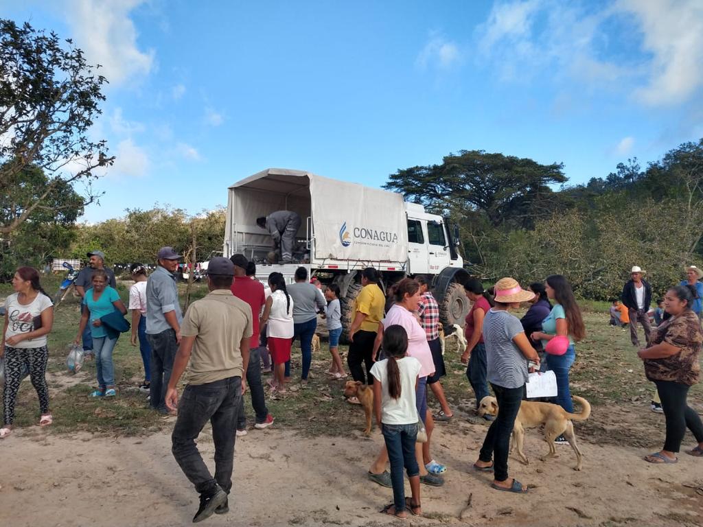 conagua_mx's tweet photo. Como parte de la suma de esfuerzos para auxiliar a la población afectada por el #Huracán #Roslyn en #Nayarit, Brigadistas #PIAE apoyan a autoridades de Acaponeta en la distribución de despensas, en regiones donde el acceso se facilita con los vehículos especializados de #Conagua https://t.co/VbGcfPH7q5