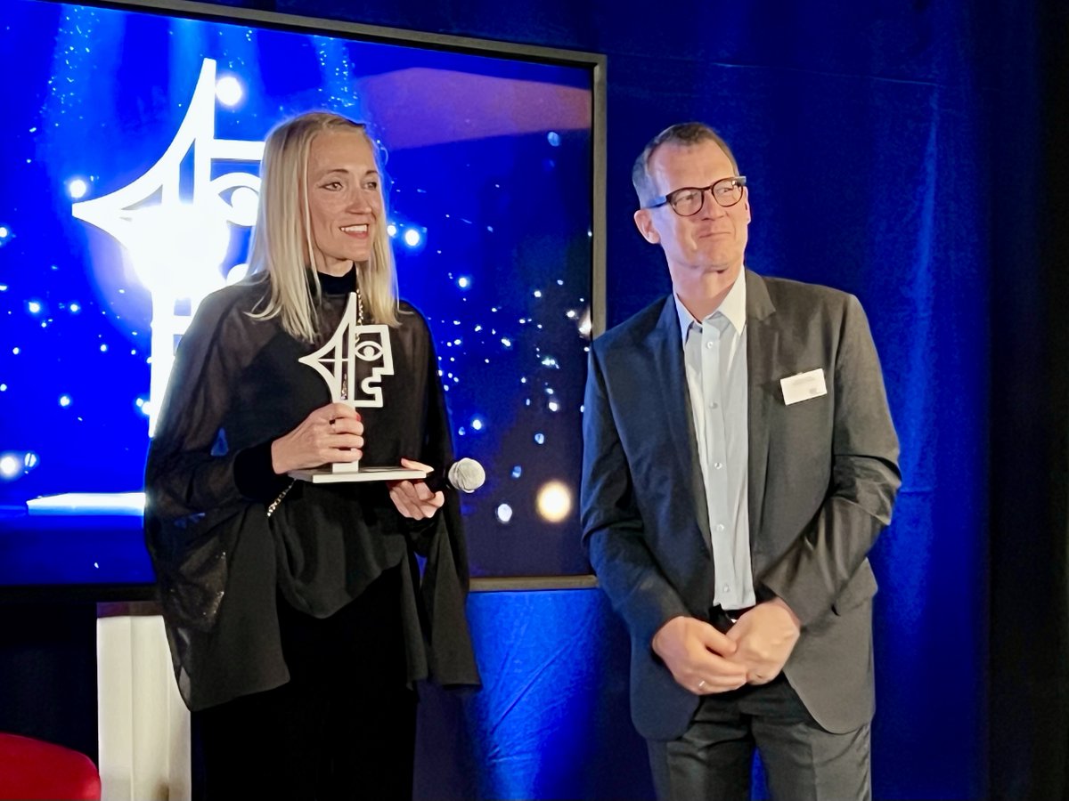ringier_media's tweet photo. 🏆Herzliche Gratulation: Natallia Hersche wurde mit dem mit 15’000 Franken dotierten Beobachter Prix Courage für ihren unerschrockenen Einsatz gegen staatliche Willkür prämiert.
https://t.co/5OECF8QVvv
#prixcourage #beobachter #ringieraxelspringer
@dostrebel https://t.co/p88g5UFmkz