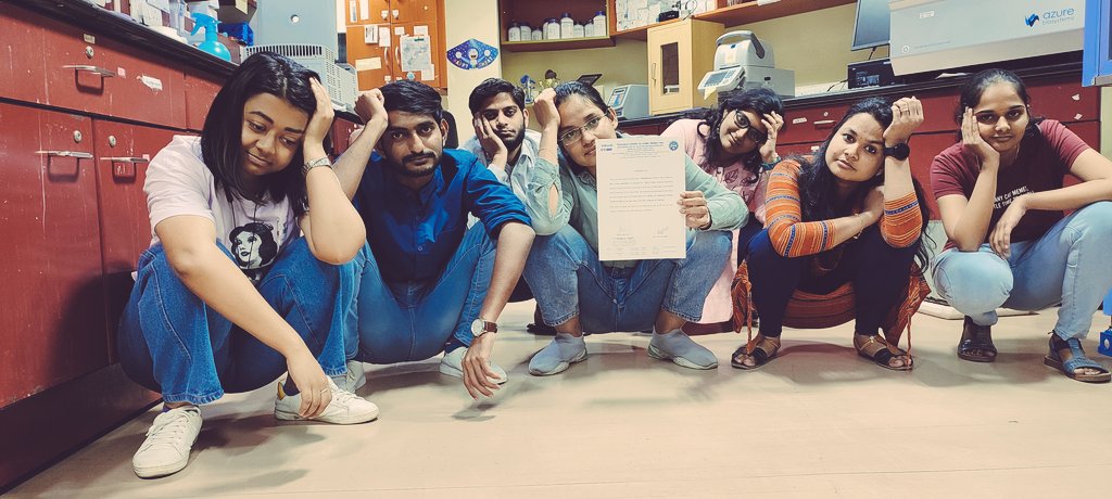acurious_one's tweet photo. The face after you realise that your senior submitted her thesis and pretty soon there will be no one to tell you pre-standardized protocols in the lab! 🥲
Many many congratulations to you @DivyaaGupta7 
#AcademicTwitter #AcademicChatter #phdvoice @AcademicChatter @AcademicsSay https://t.co/MNMLBI3IOl
