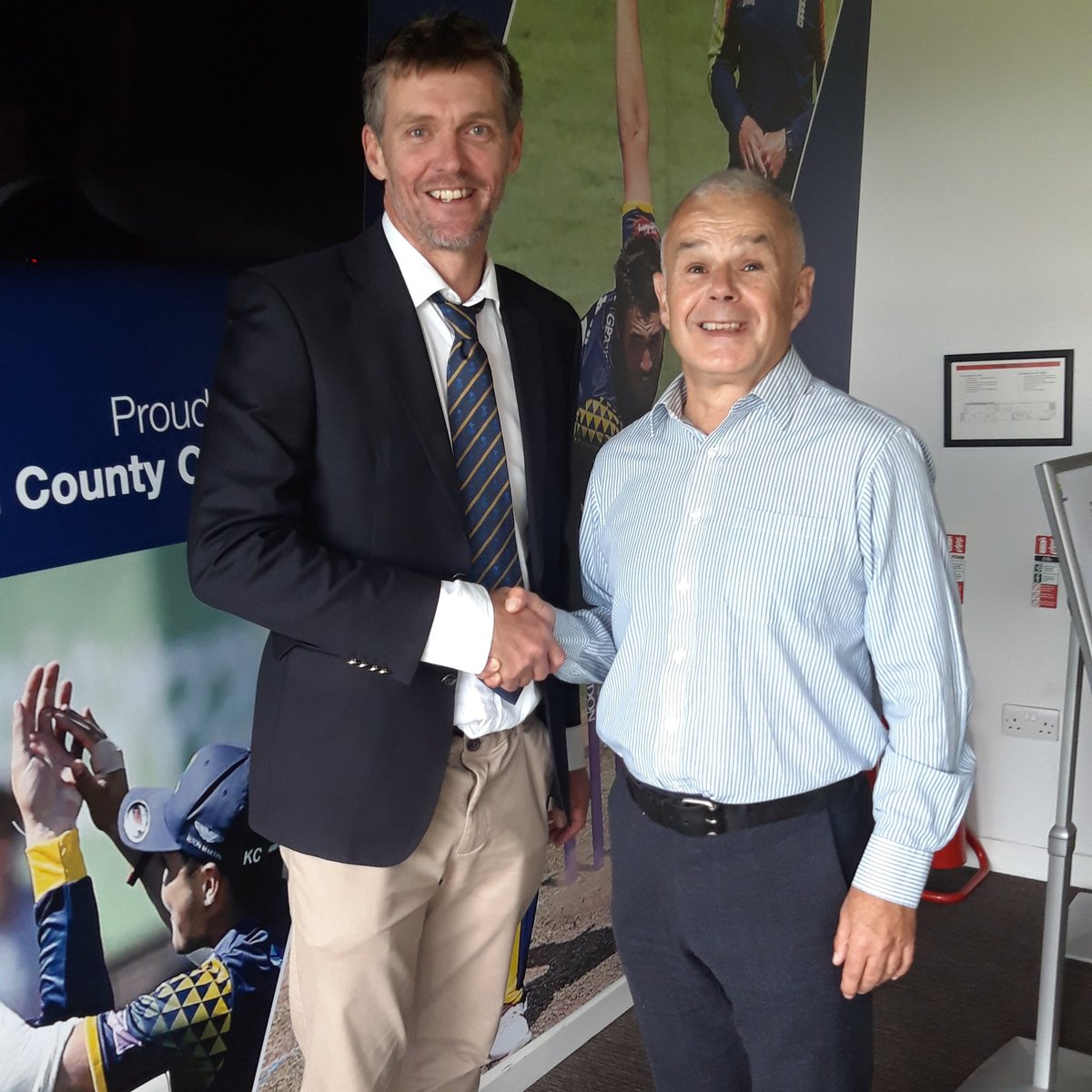 garethwynne3's tweet photo. An absolute pleasure to meet and thank one of my all time favourite @GlamCricket players #hoges ๐๐๐ด๓ ง๓ ข๓ ท๓ ฌ๓ ณ๓ ฟ https://t.co/3twEPN2XDr