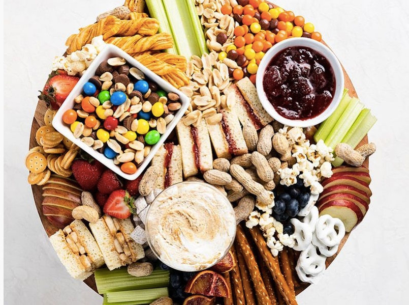 NCpeanuts's tweet photo. Our Peanut #SnackBoard is the perfect way to entertain! Whether you're tailgating with friends, enjoying a fall picnic or hosting a Halloween party, it's sure to impress. 🥜

https://t.co/bJg084rnpC

#VirginiaCarolinasPeanuts #GameDaySnacks #VAPeanuts https://t.co/hSUC8H0e0s