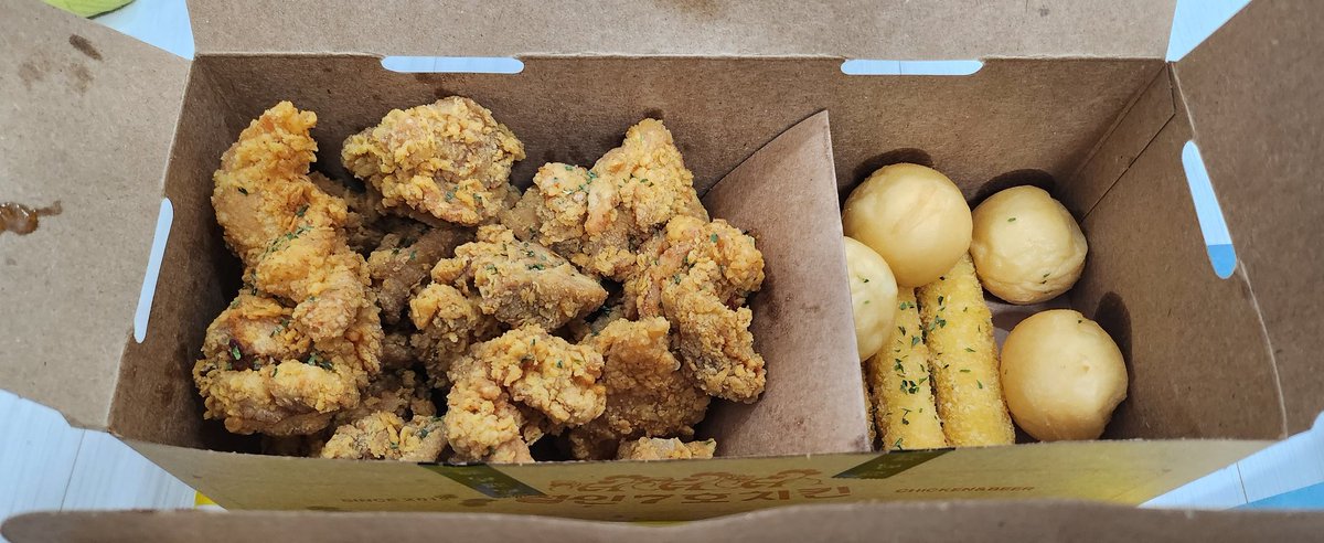 KorMalesub's tweet photo. 야식은 치킨!!!
브랜드치킨 이제 비싸서 못먹죠...
근처 찾아보다 시켰는데
이집 좋아요 생맥도 좋고 치킨도 맛있어 보여요
으 행벜ㅋㅋㅋㅋ https://t.co/f7dGvmVlXq