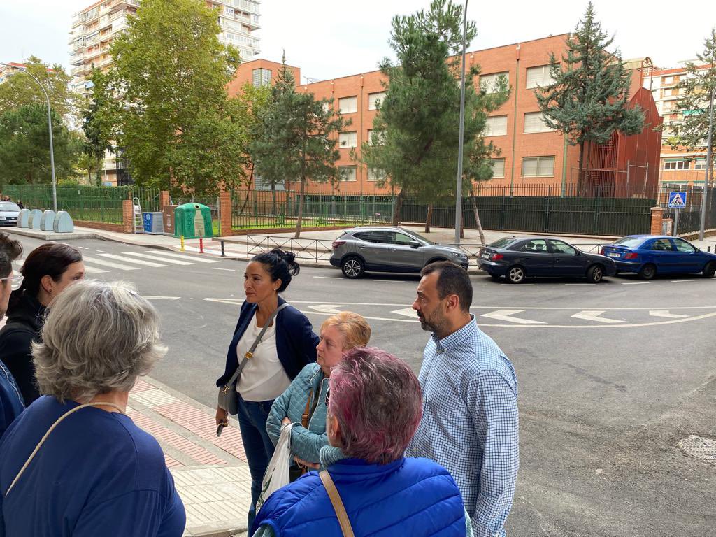 Vox_Alcorcon's tweet photo. Nuestro Concejal y Portavoz @PedroMorenoGmz acompañado de nuestra Concejal Noemí Selas se han reunido con la Plataforma vecinal @NoNuevaL #Alcorcon que piden medidas que les permitan conciliar el sueño ante la proliferación de bares de copas. Ruidos, peleas, drogas… https://t.co/rSIQPoiBGZ