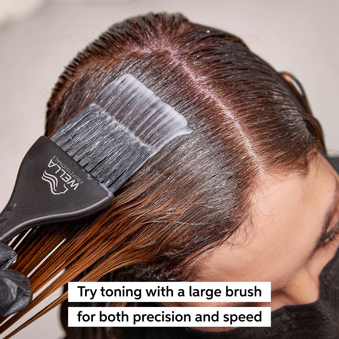 When it comes to the perfect application in a #MirrorLights Service, having the correct tools is key 🔑 Make sure to try toning with a larger brush, for both precision and speed, resulting in a glowing finish ❤️#KolestonPerfect #SignatureNaturals #WellaColor