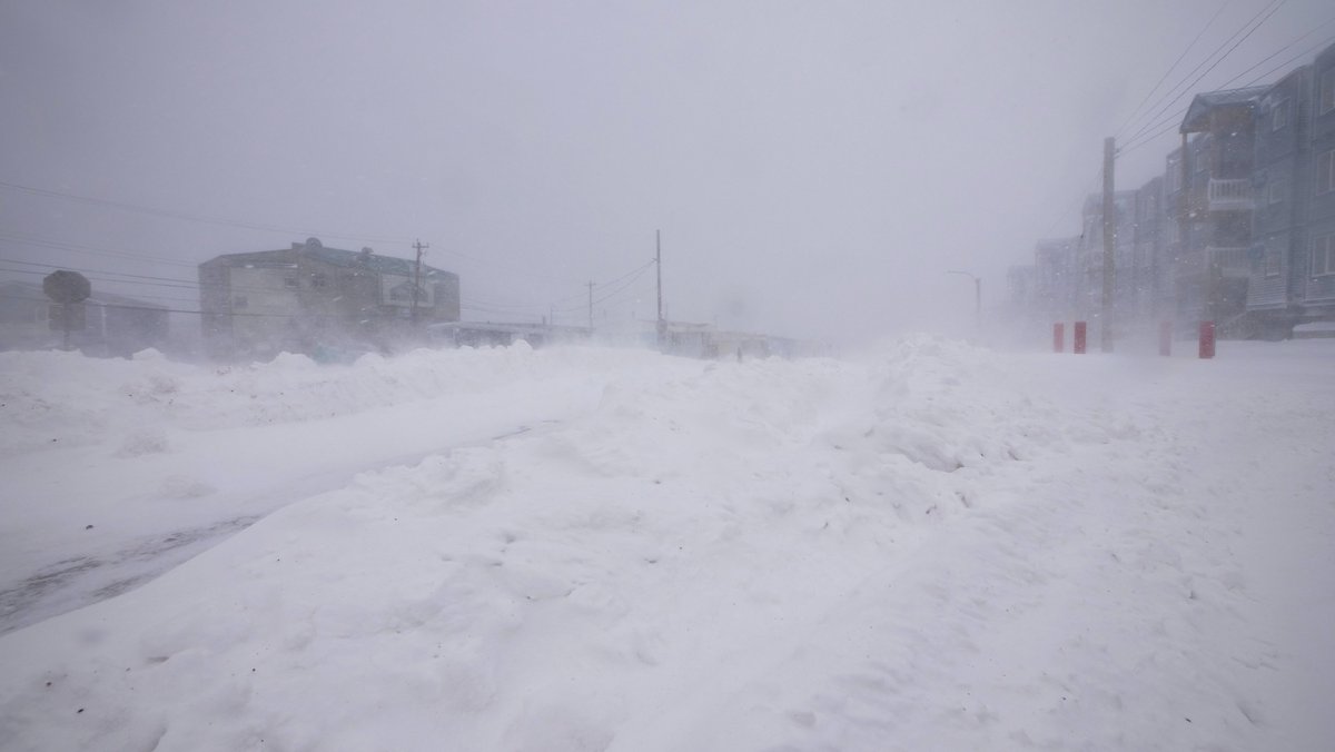 MatisseHarvey's tweet photo. Les rues d'Iqaluit sont calmes aujourd'hui... 🌨️
Environnement Canada a émis un avertissement de blizzard jusqu'à ce soir. Des accumulations totales de 15 à 20 centimètres de neige sont prévues, ainsi que des vents du nord-ouest de 70 km/h avec rafales à 90 km/h. #icign https://t.co/j3AzScbiM5