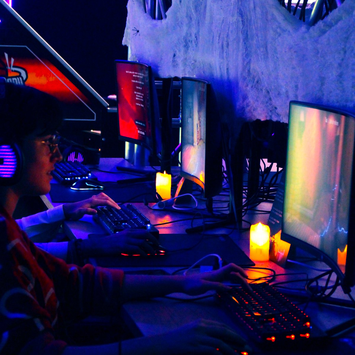 ¡Hoy es Halloween y lo celebramos recordando cuando Beehive se vistió de Terror! 🎃

Vente estos días, tenemos juegos terroríficos disponibles y tienes asegurado que lo vas a pasar de miedo. 👻