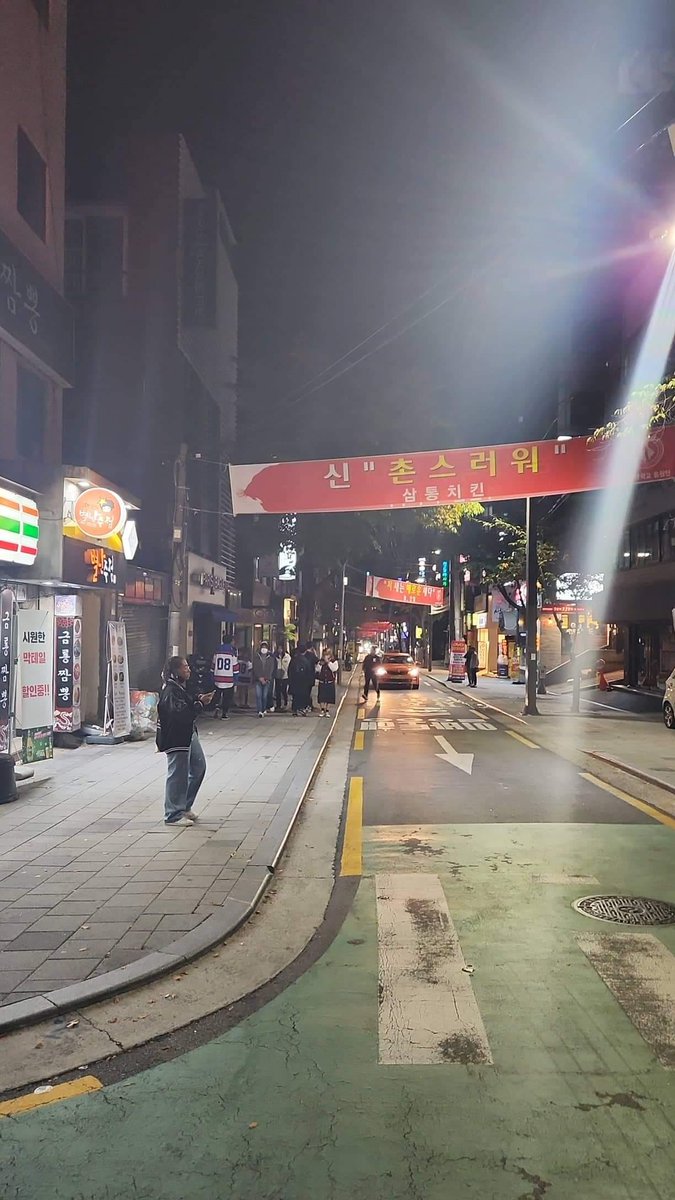 Chef_Gavin_Lee's tweet photo. Memory of @ustadchen celebrating of 고연전 (Goyeonjeon) was on today till sunday i took picture at 2am but lots of people still around.
At the aame time halloween party was on at iteawon since 31st is monday they celebrate early. https://t.co/DfkKCsnBcc