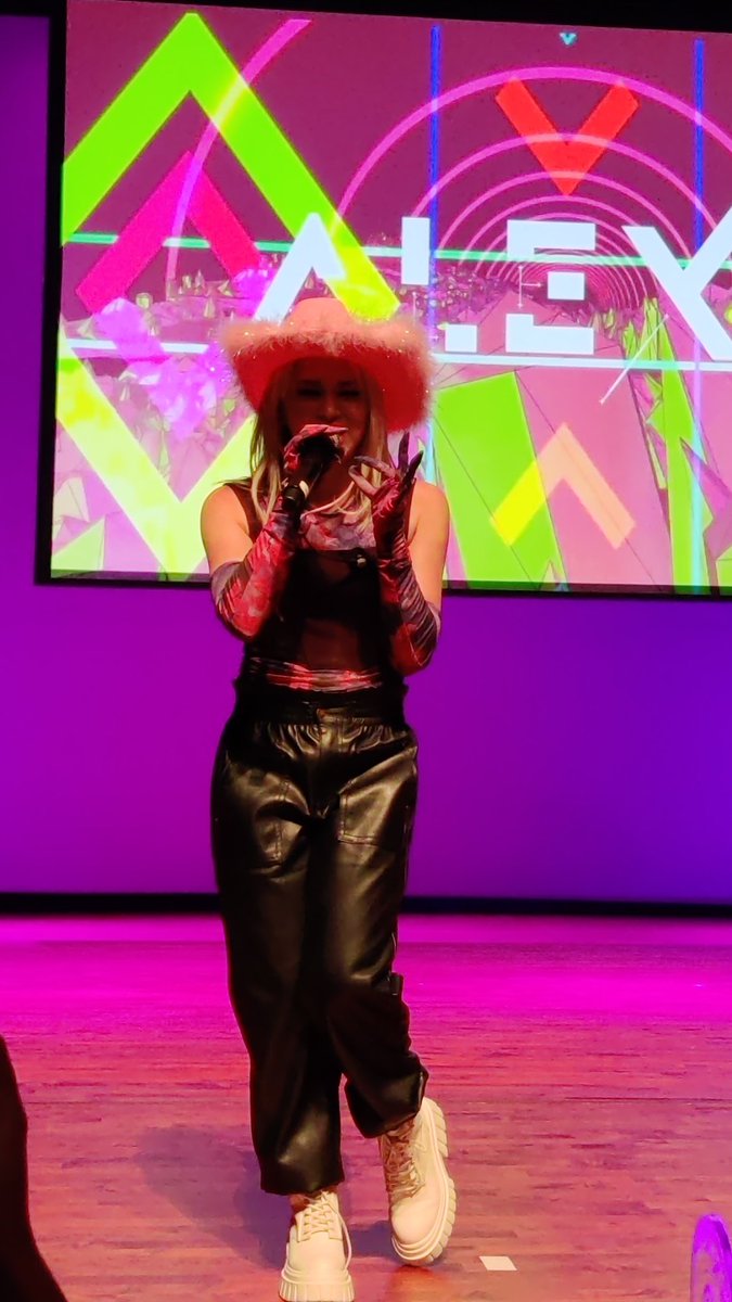 Yangyoonguk's tweet photo. AleXa looking right into my soul @AleXa_ZB #AleXa #AleXainUSA #AleXaUSTour #AleXainHouston #μλ μ¬ https://t.co/7PpzHI9Ez5