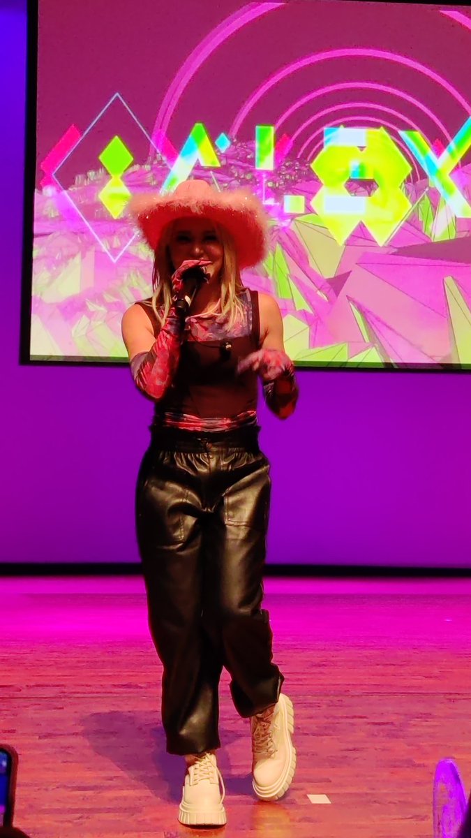 Yangyoonguk's tweet photo. AleXa looking right into my soul @AleXa_ZB #AleXa #AleXainUSA #AleXaUSTour #AleXainHouston #μλ μ¬ https://t.co/7PpzHI9Ez5