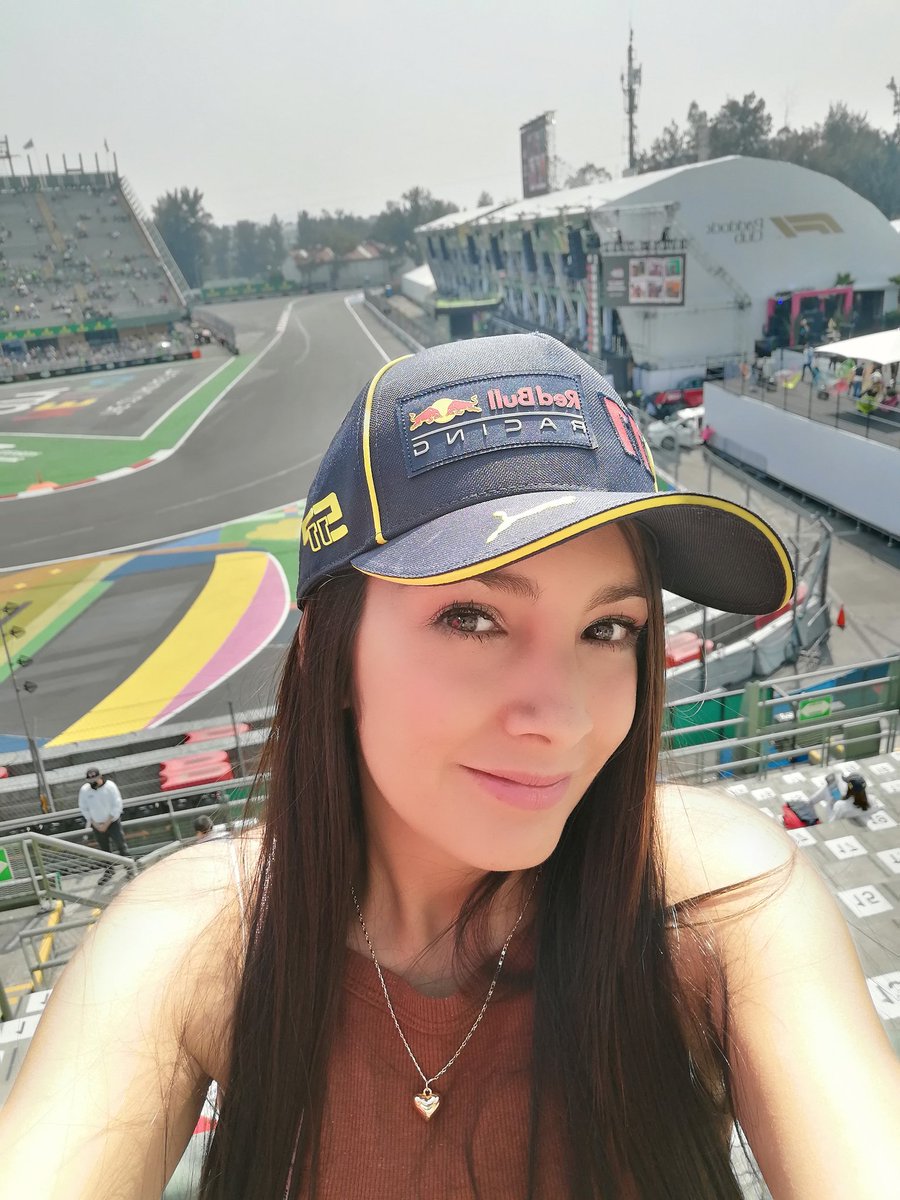 LiiLii_Moyron's tweet photo. Estoy tan emocionada 😭❤️
Mi primera vez en #MexicoGP https://t.co/i69ycaopZ7