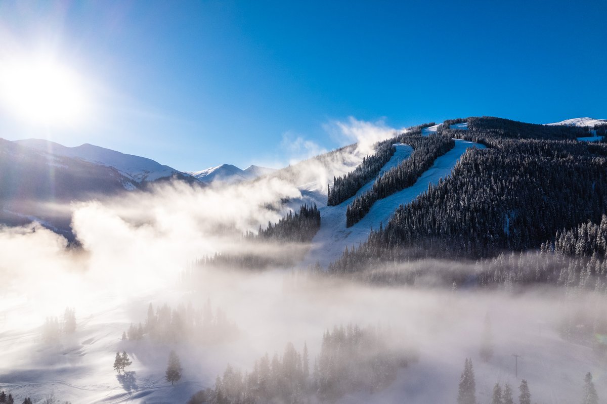 We had a magnificent morning with new snow on the ground and ideal temps for snowmaking 😍

#CopperMountain #TheAthletesMountain #COwx